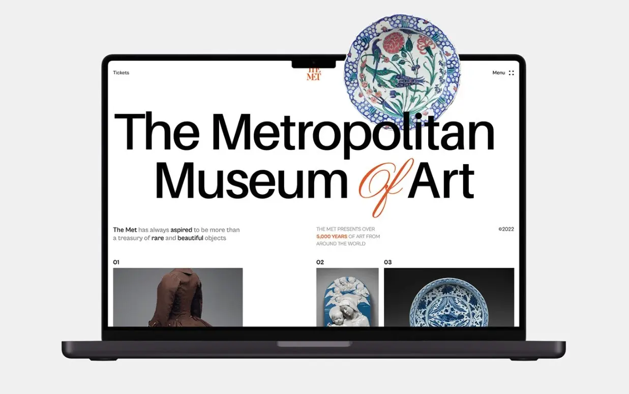 Masthead : The Metropolitan Museum of Art en typographie géante au-dessus de trois œuvres.